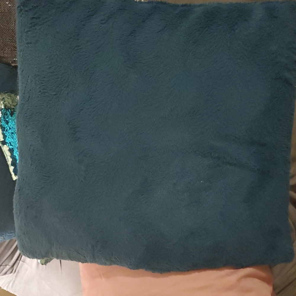 Assorted accent pillows - Picture 5 of 6